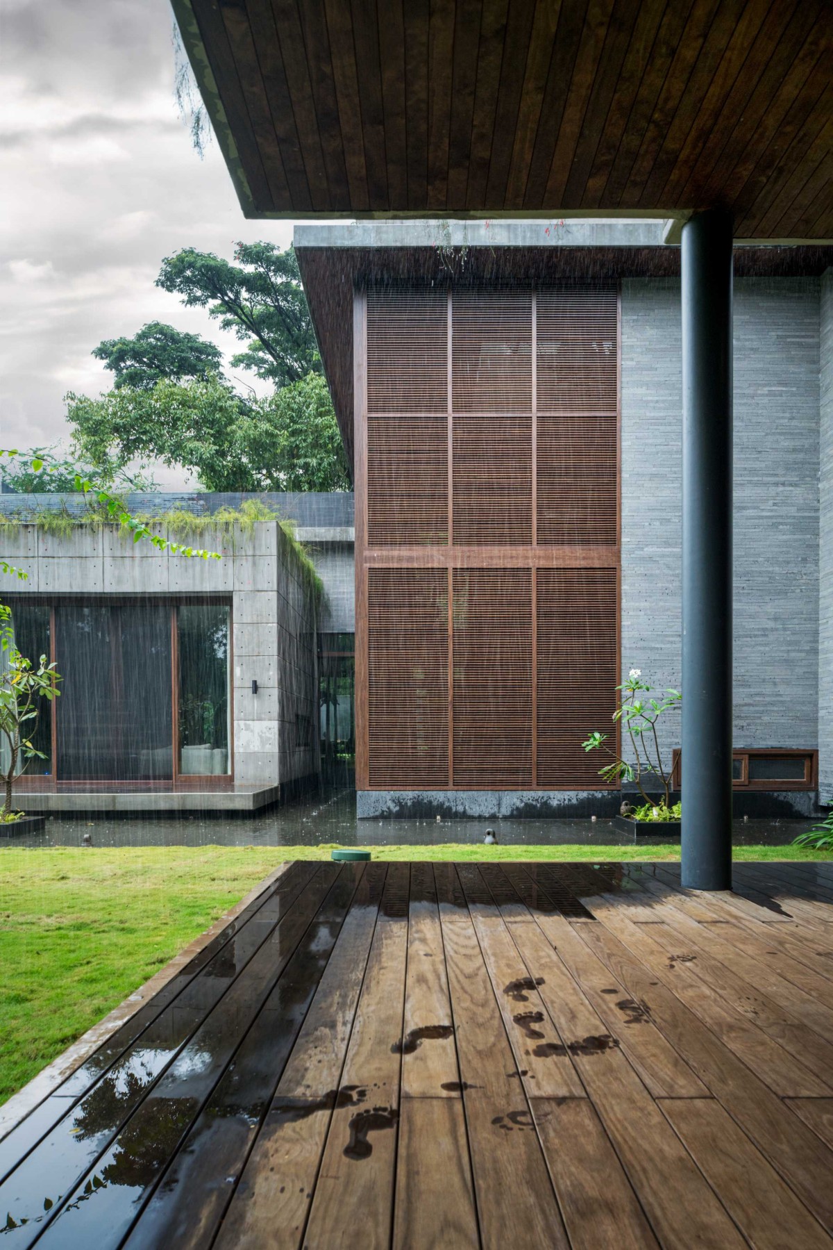 Deck Area of Maheshwari House by Anil Ranka Architects