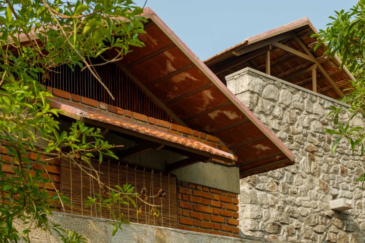 Detailed shot of roof of Akam by Ishtika Design Studio