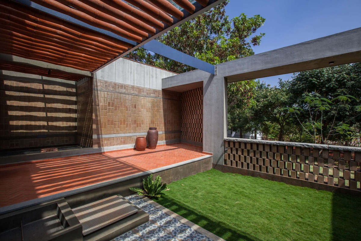 Backyard lawn of Symphony of Elements by Wright Inspires