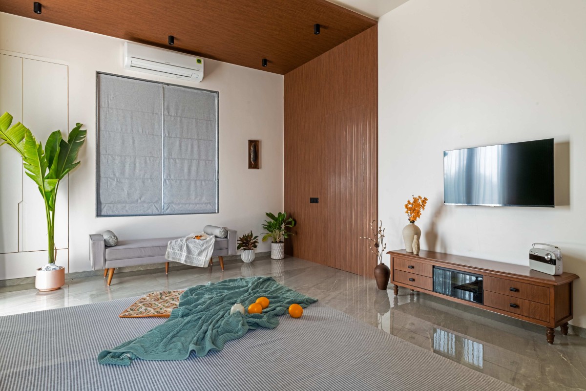 Master Bedroom of Ananta Bungalow by Kalajeet Architects