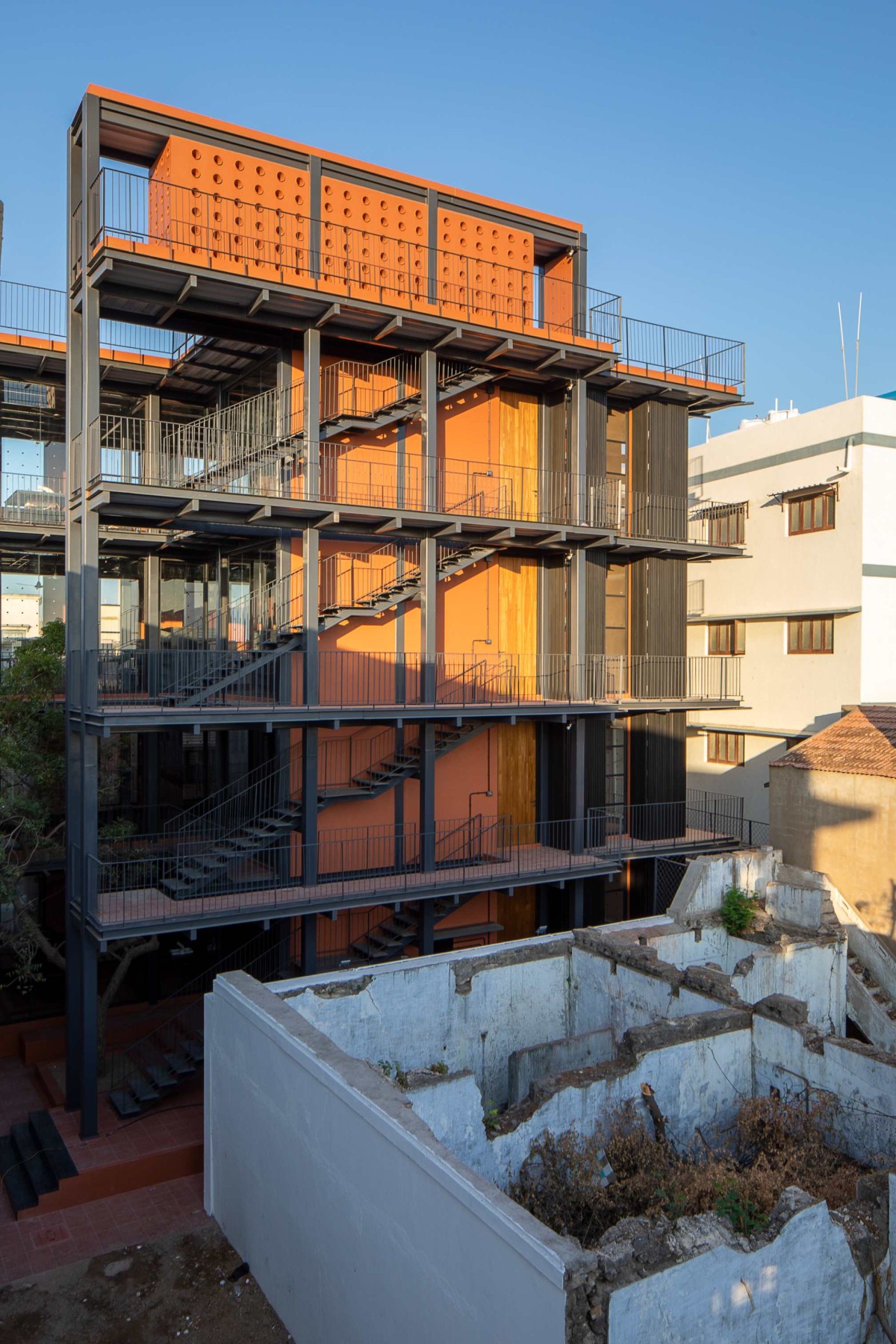 Exterior view of Shri Khimji Ramdas Kanya Vidyalaya Science Lab by SPASM Design Architects