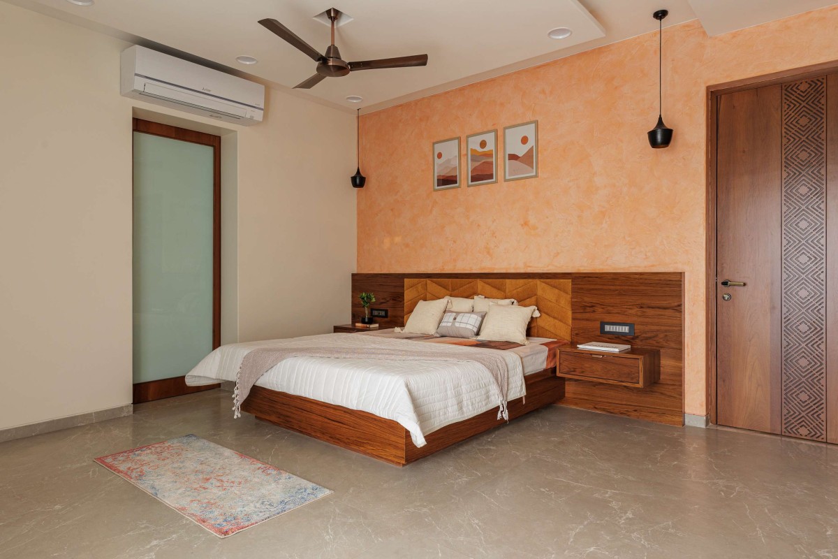 Parent's Bedroom of Vila Bharadwaj by Angana Studio