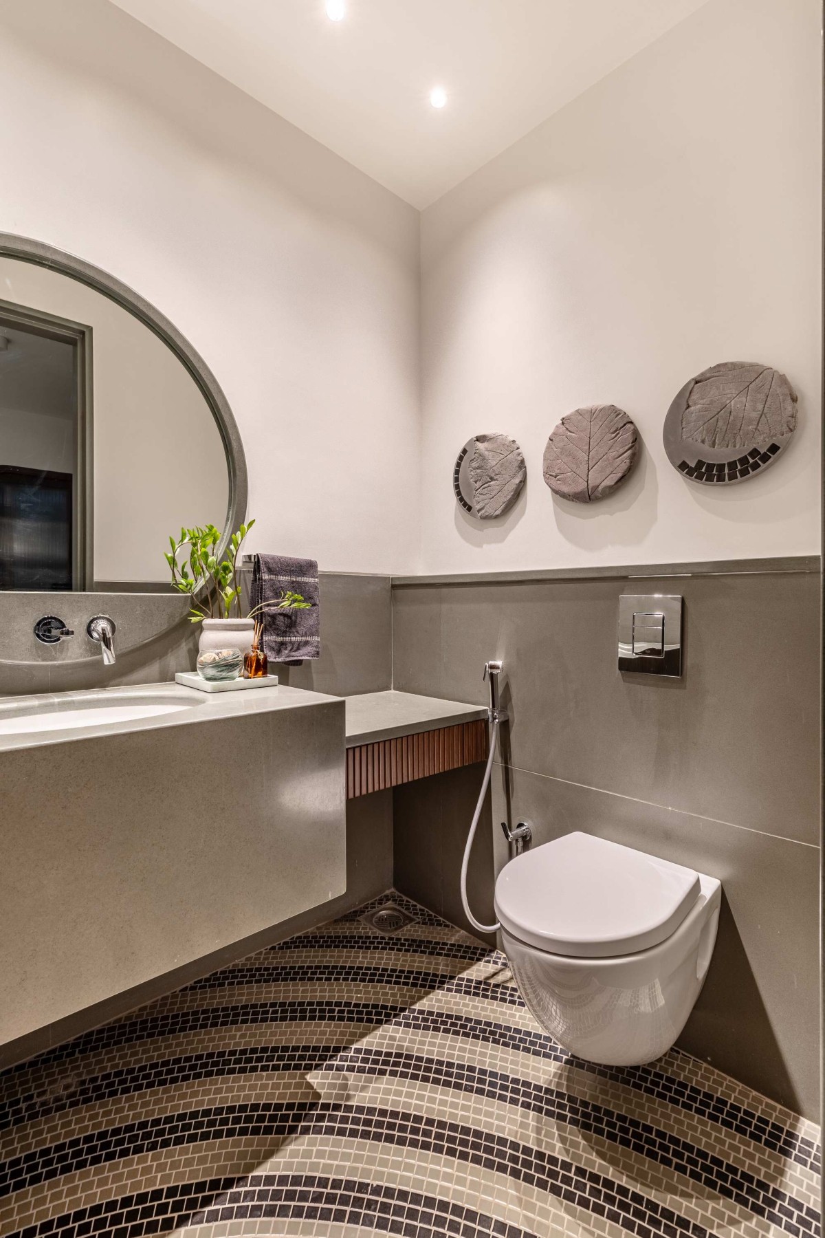 Ground floor toilet of Chanchad House by Monoline