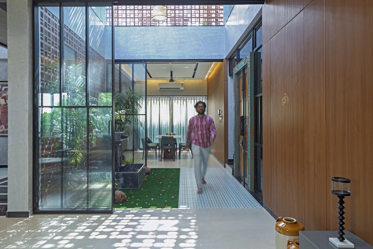 Passage to courtyard of Krishna-Kunj by Saga Architects