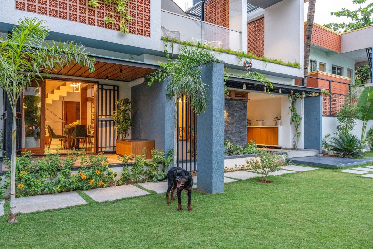 Lawn of Avaradi House by Sense of Space Architecture Studio