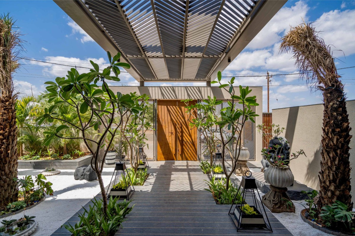 Entrance Courtyard of Sanctum Villa by VPA Architects