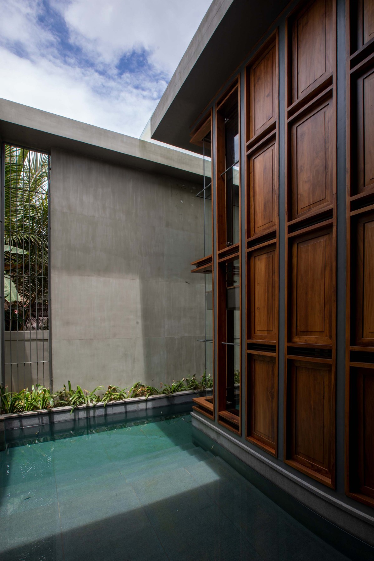 Waterbody of Alankar Residence by Roy Antony Architects