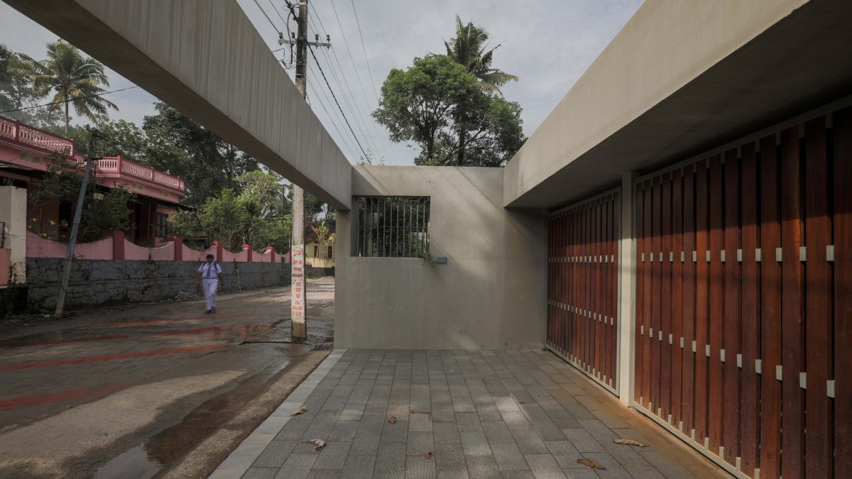 Main entrance of Alankar Residence by Roy Antony Architects