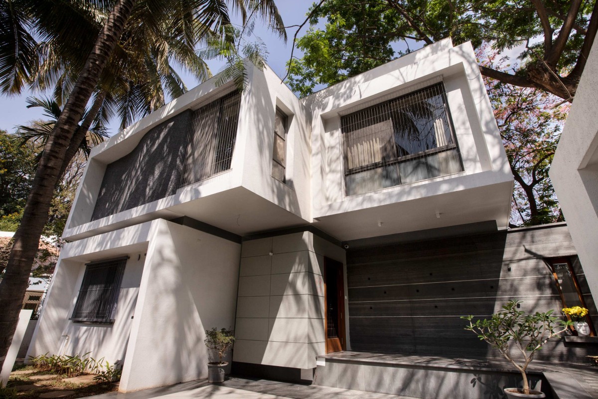 Exterior view of Godbole Residence by Chaware & Associates