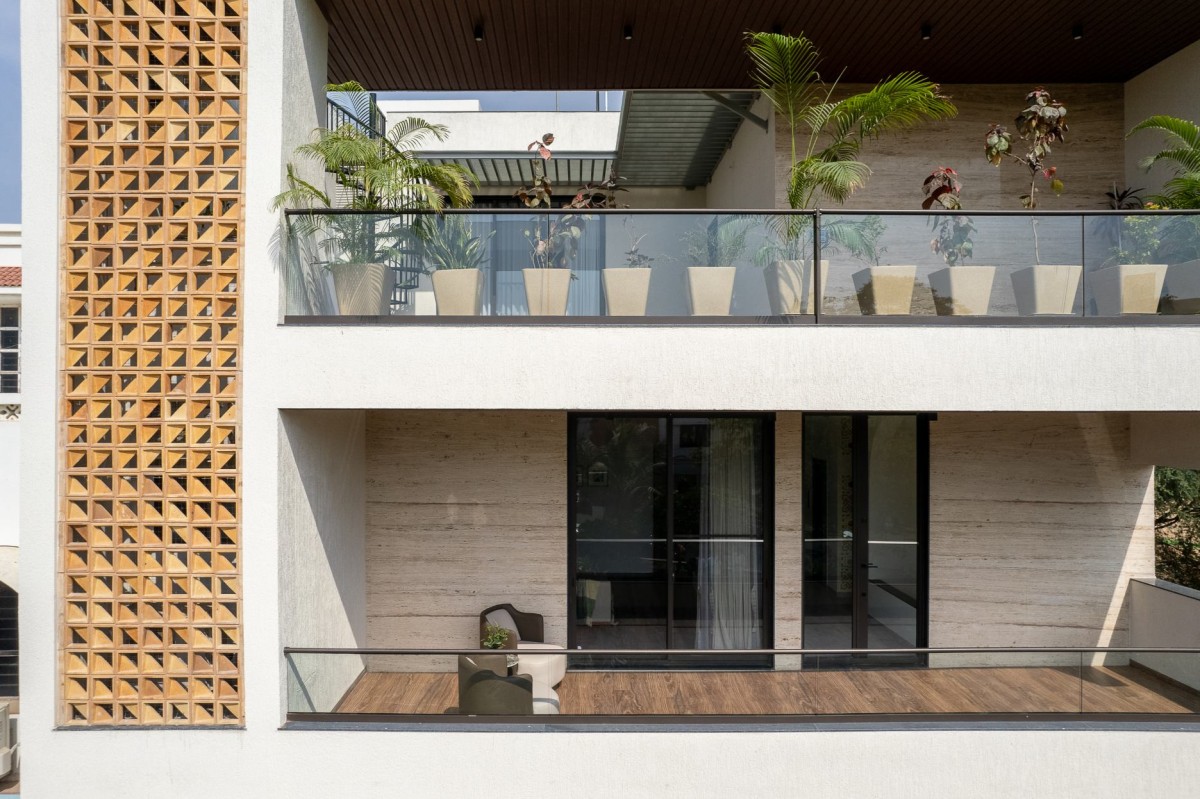 Balcony of Frame House by UrbanNest Design Studio