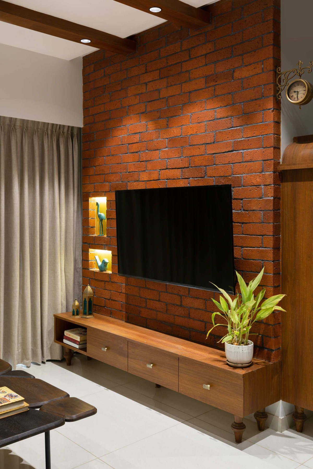 TV Unit of Epsilon House by SumitDongaडिजाइन + Shyla C Design Studio