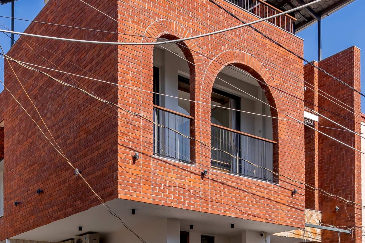 Balcony of Chainani House by Jagrut Shah Architect and Associates