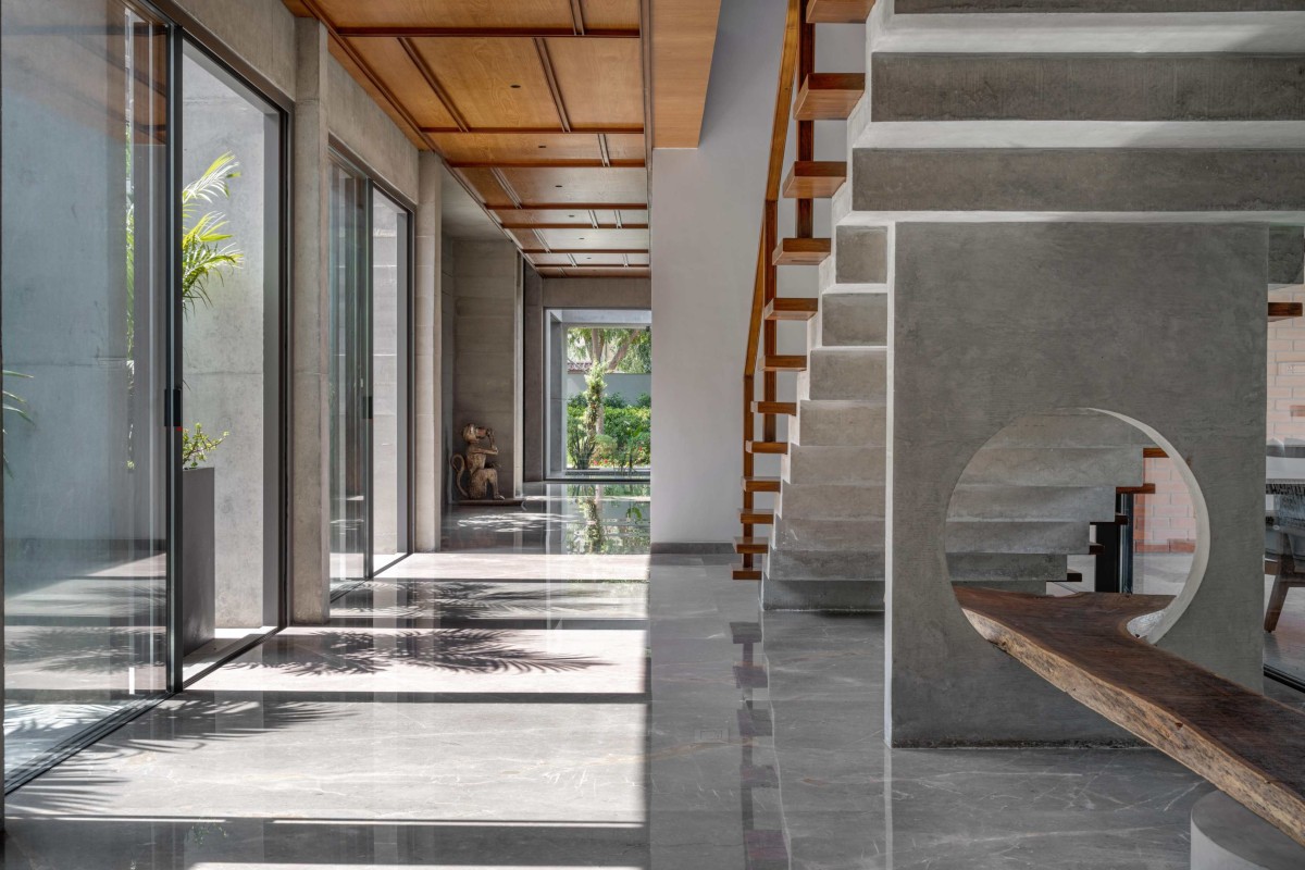 Passage to entrance foyer of Mehul Patel Residence by Groundwork Architecture