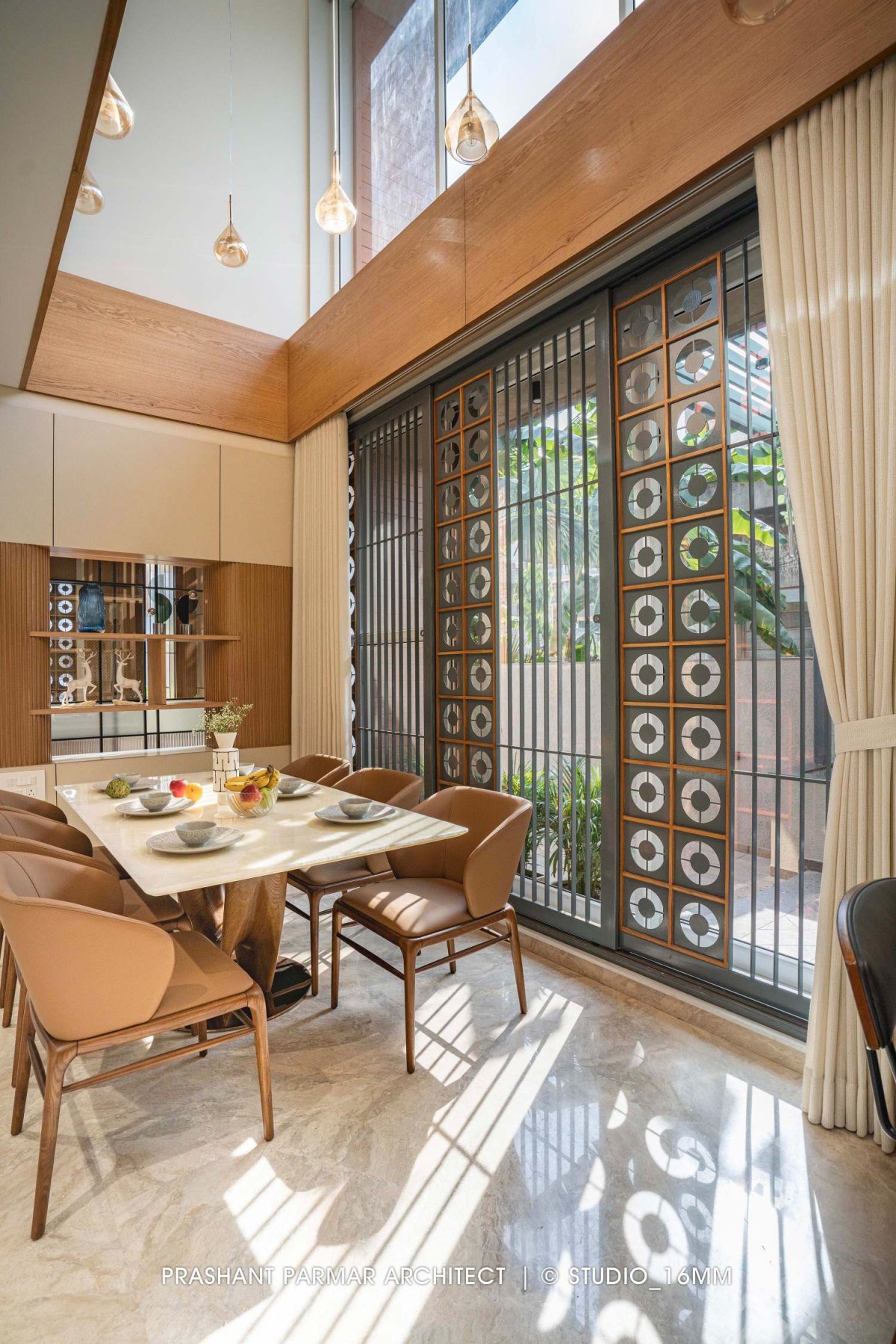 Dining of Terracotta Screen House by Prashant Parmar Architect  Shayona Consultant