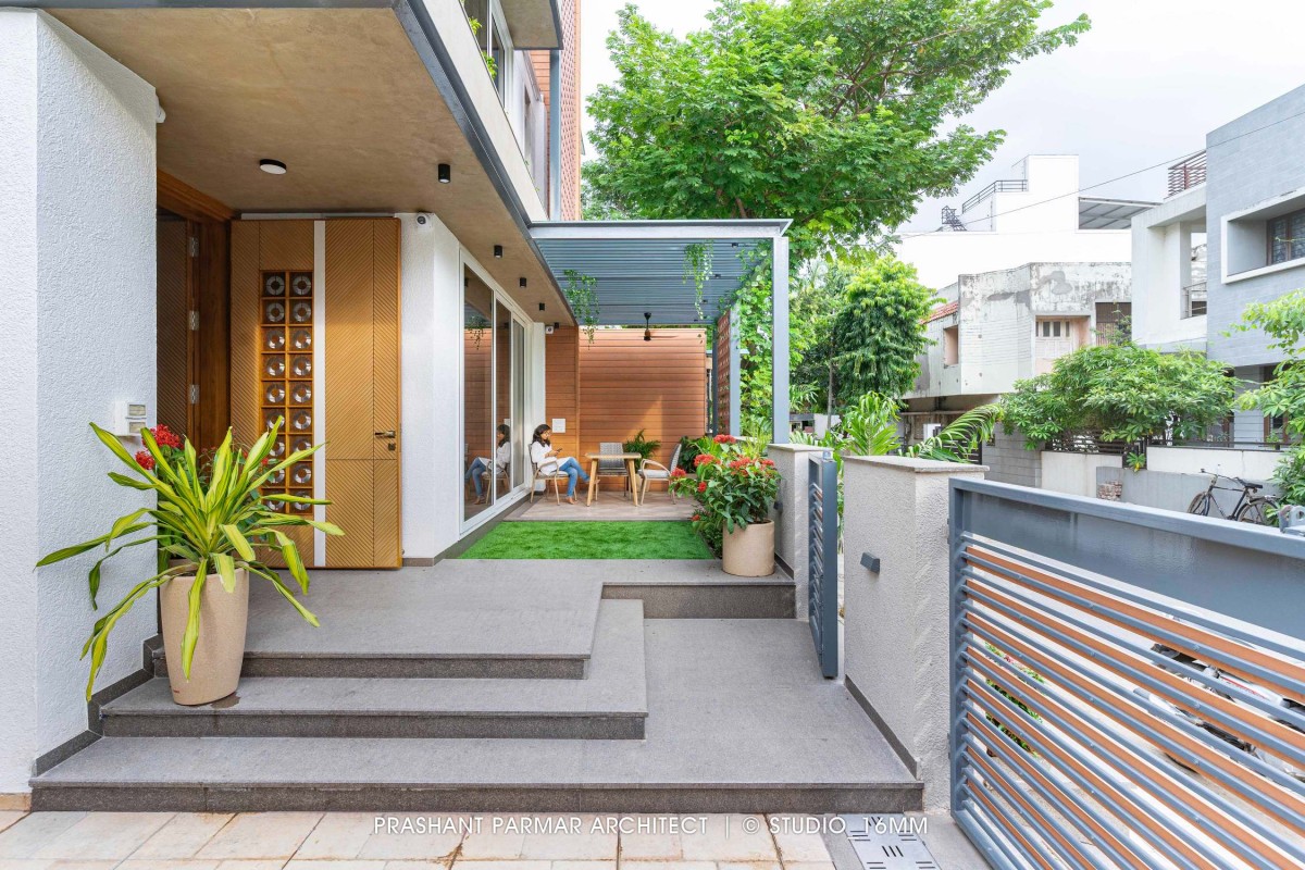 Entrance of Terracotta Screen House by Prashant Parmar Architect  Shayona Consultant