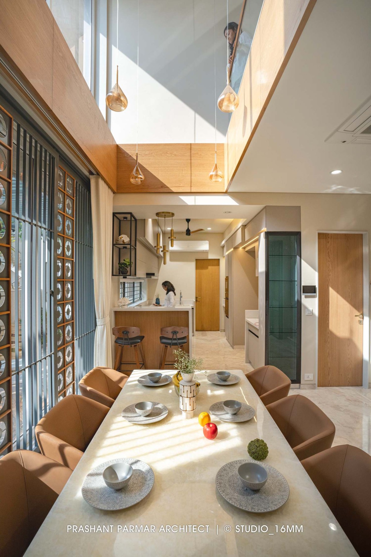 Dining of Terracotta Screen House by Prashant Parmar Architect  Shayona Consultant