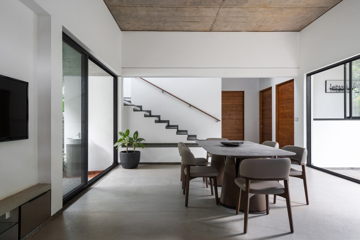 Dining of The Stoic Wall Residence by LIJO.RENY.architects