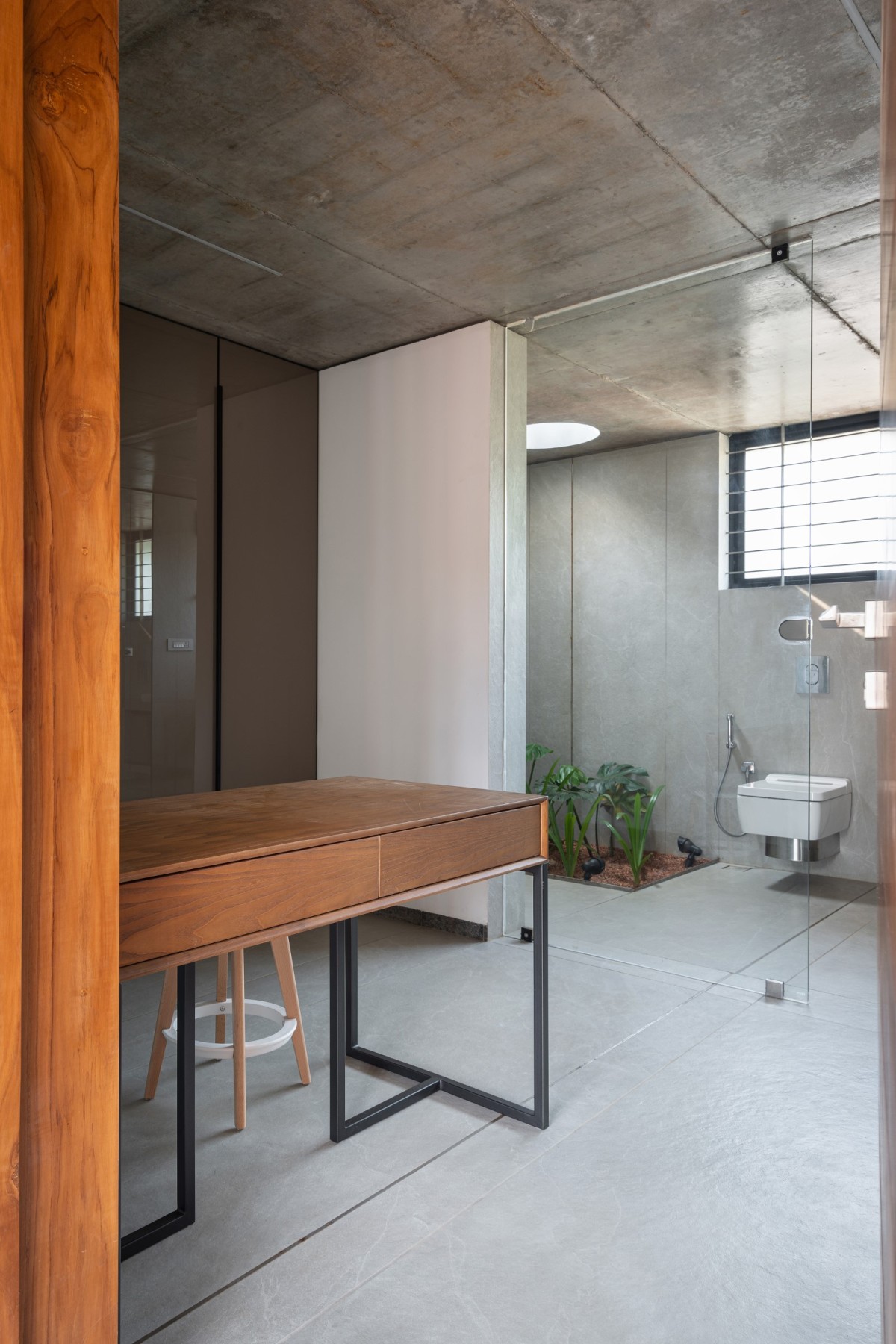 Master Bedroom Dressing area of The Stoic Wall Residence by LIJO.RENY.architects