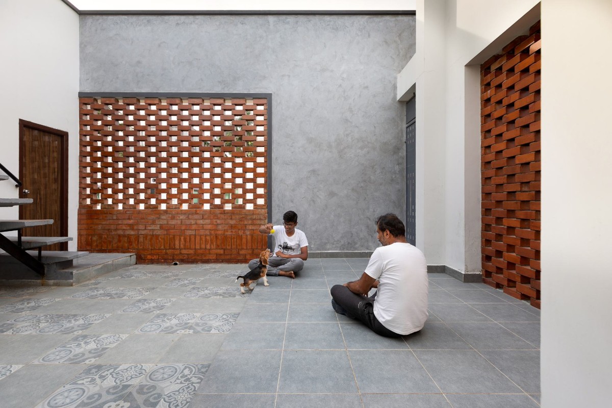 Open Terrace of Perforated Plane House by D.L.E.A