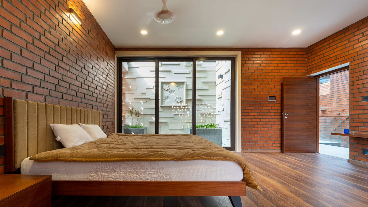 Bedroom of Vinod Residence by Murali Architects