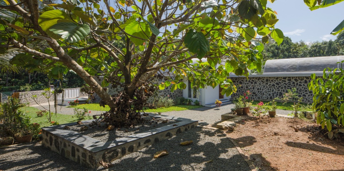 Outdoor Court of The Walls and Vaults House by LIJO.RENY.architects