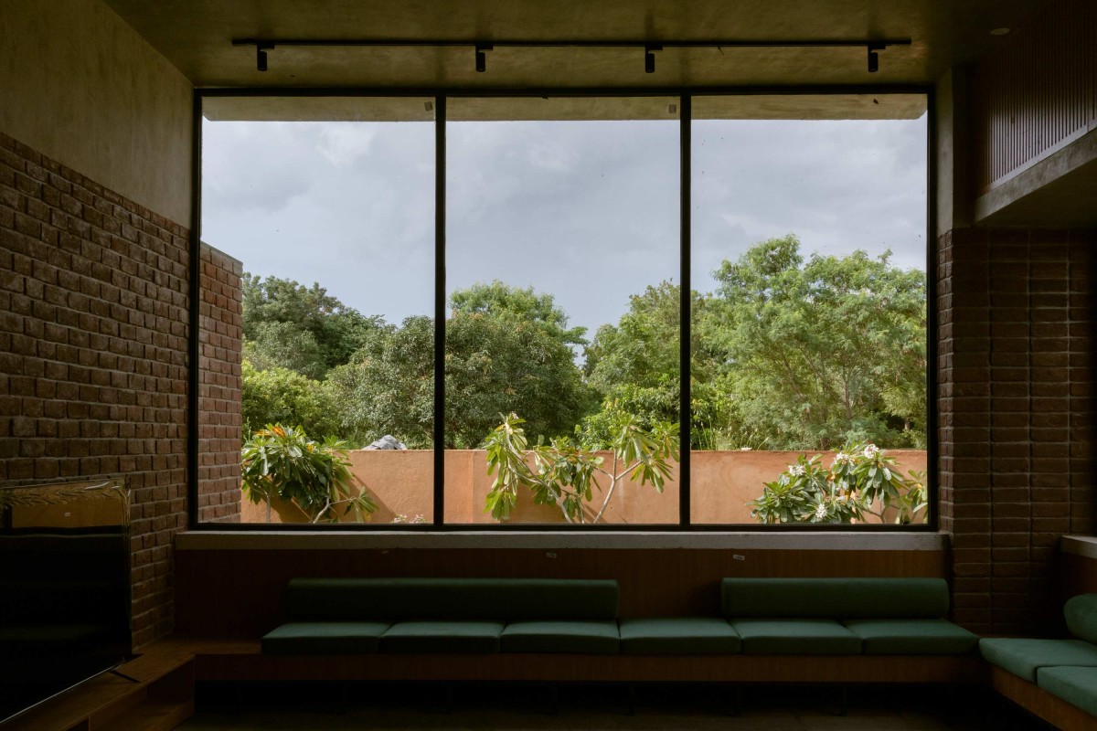 Living room of Cezara Holiday Home by KUN Studio