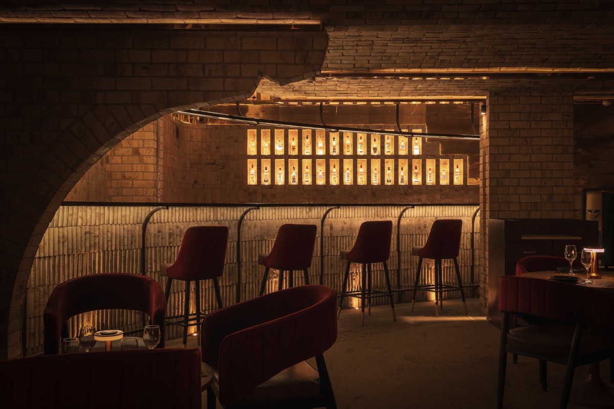 The bar counter with its weaving stone and niches