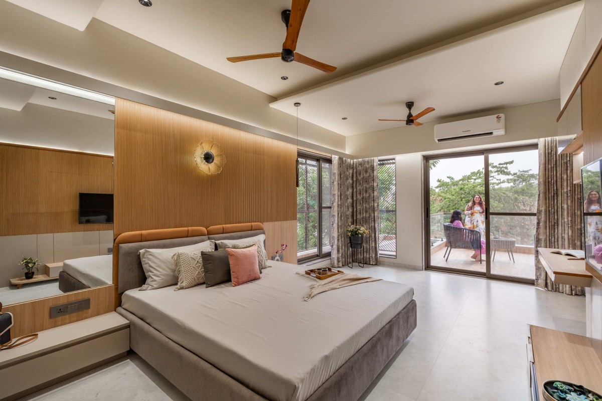 Bedroom of Sarkhej Bungalow by Harikrushna Pattani & Associates