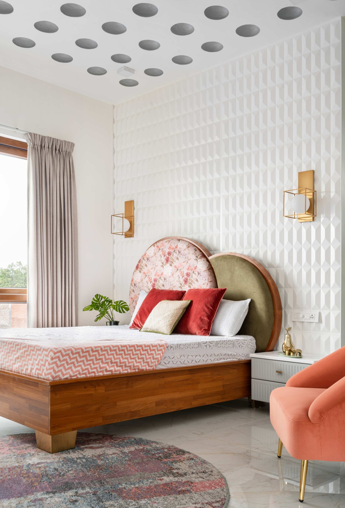 The daughter's room transmits a calm tone with a subtle print on the headboard that elevates the feminine spirit