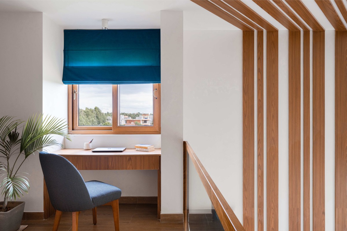 The simplified design of the study table with a contrasting fabric for the chair and roller blind creates a contemporary look