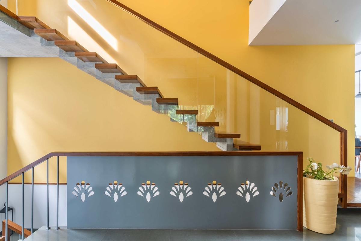 Staircase of Jain Residence by Associated Architects (i) Pvt. Ltd.