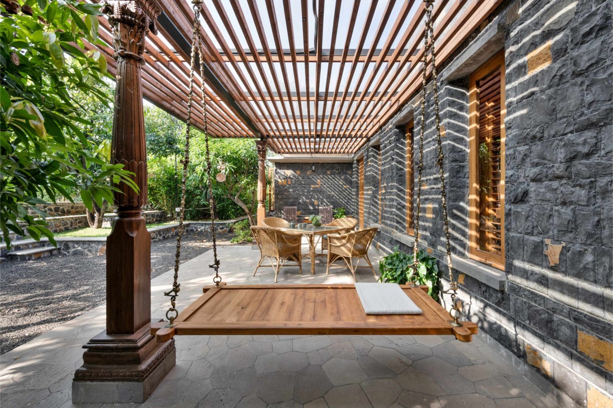 Sitout of A Farmhouse At Mahiravani by Environ Planners