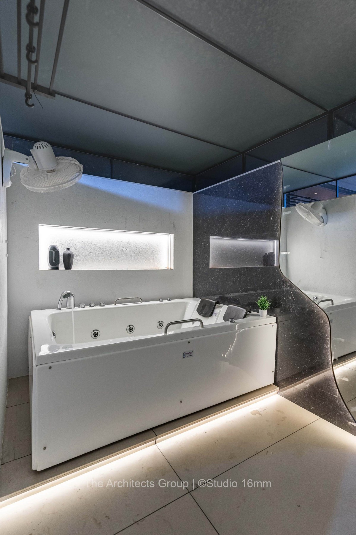 Jacuzzi of Prasad by Mauliv Patel Architects