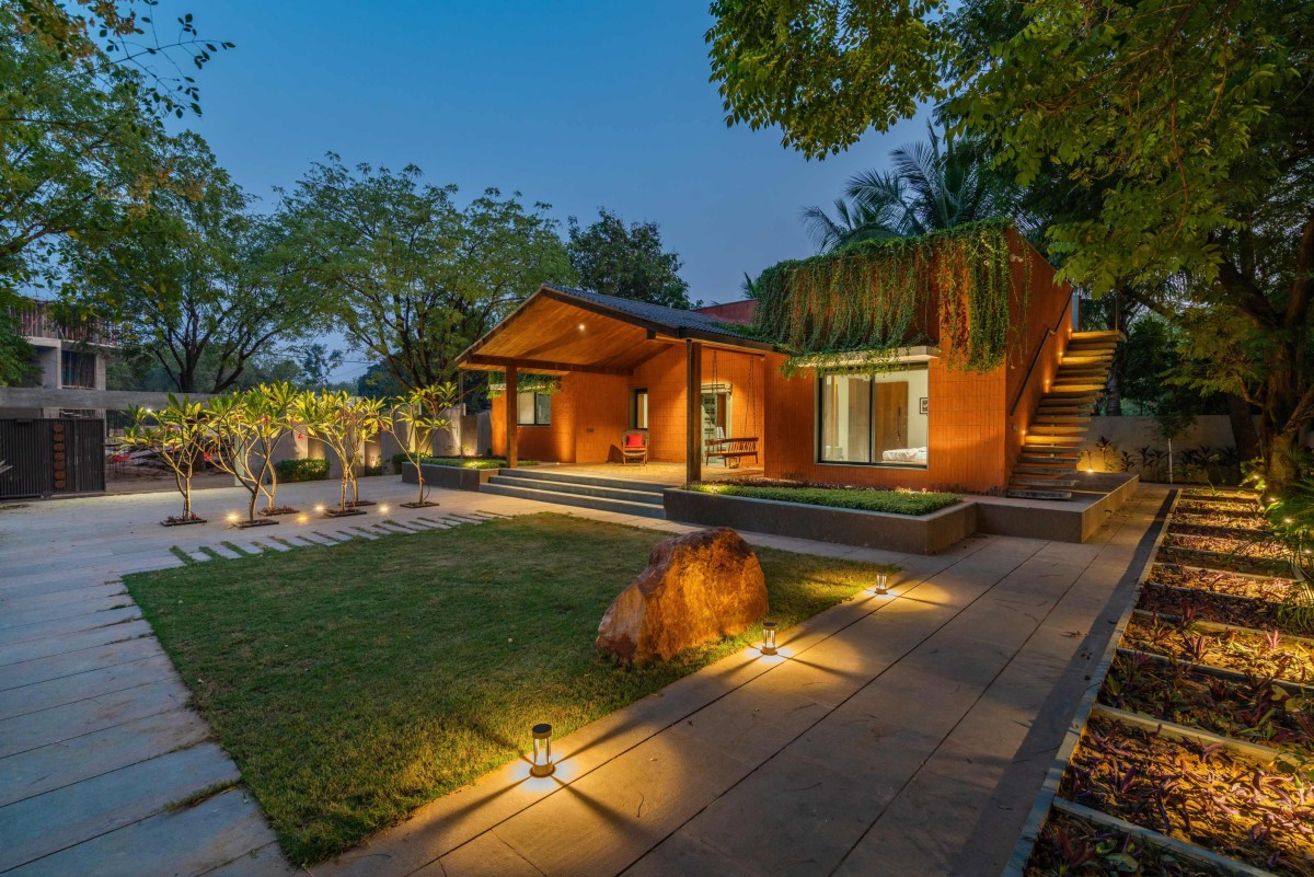 Dusk light view of central lawn of Om Winter Retreat by Studio 2+2