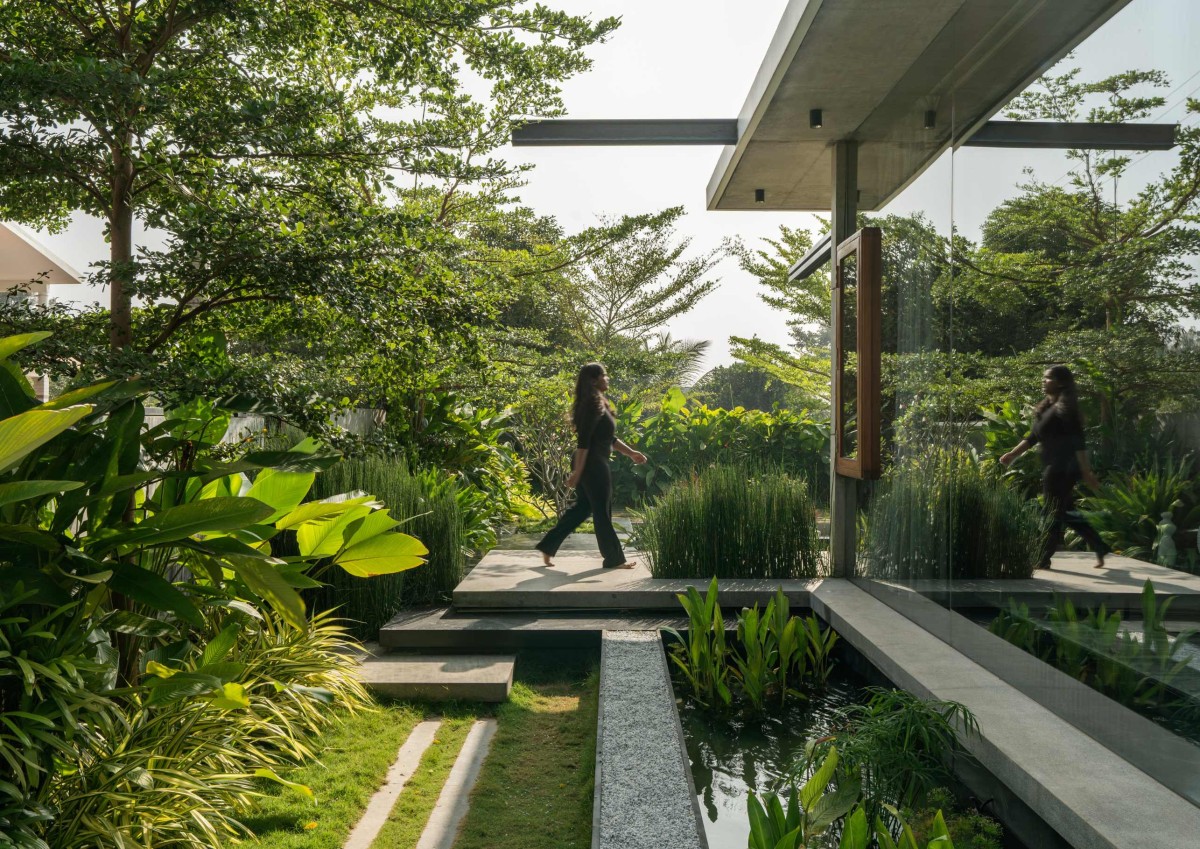 Waterbody of The Quarry House by Crest Architects