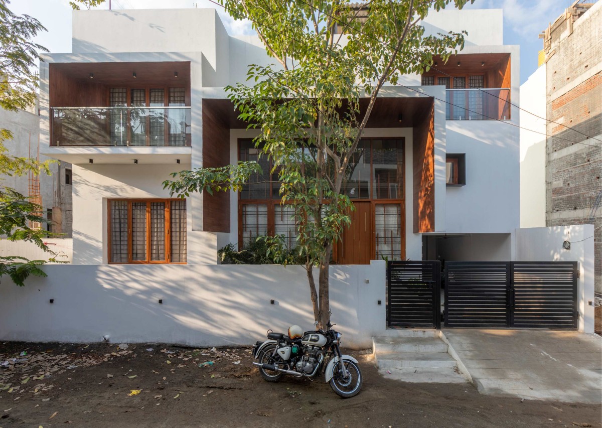 Exterior view of Level House by Ainthinai Projects