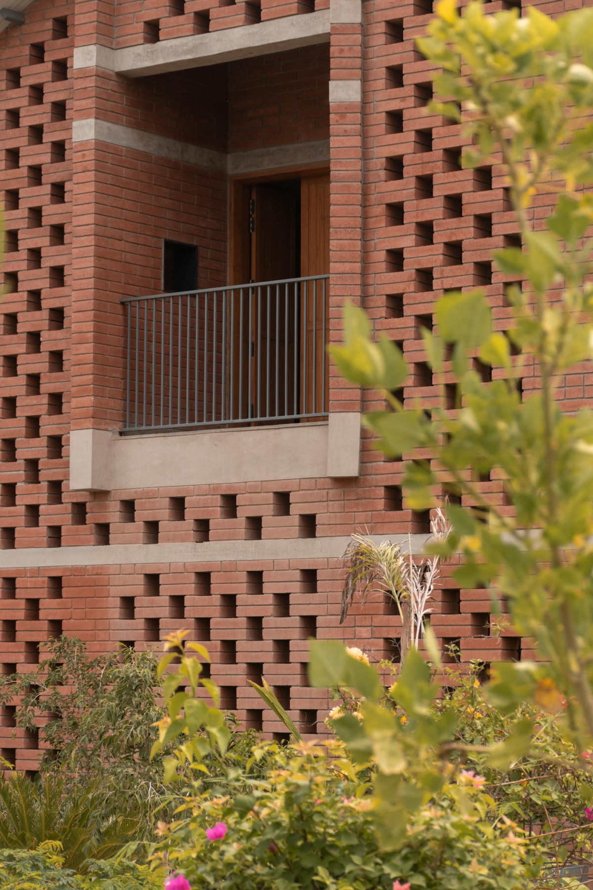 Balcony of Jalmanjar Farmhouse by Put Your Hands Together - BioArchitects