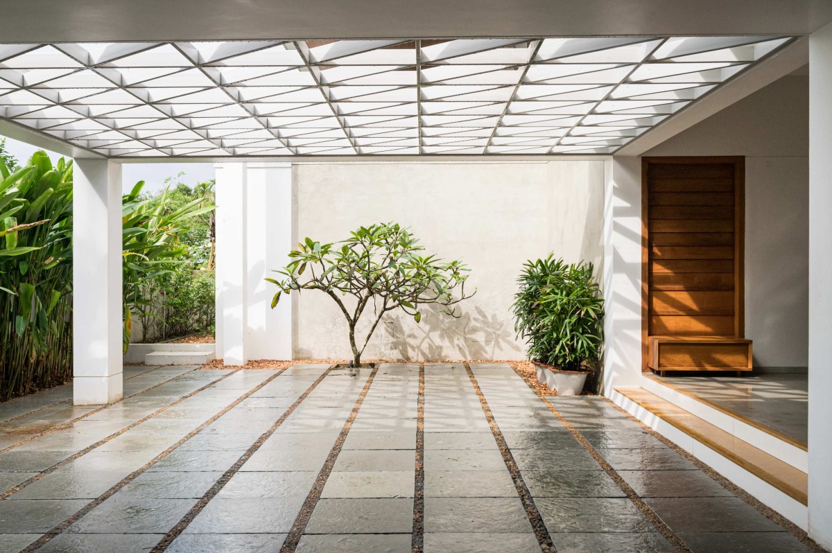 Entrance Porch of Peringattil Veedu by Studio Homosapiens