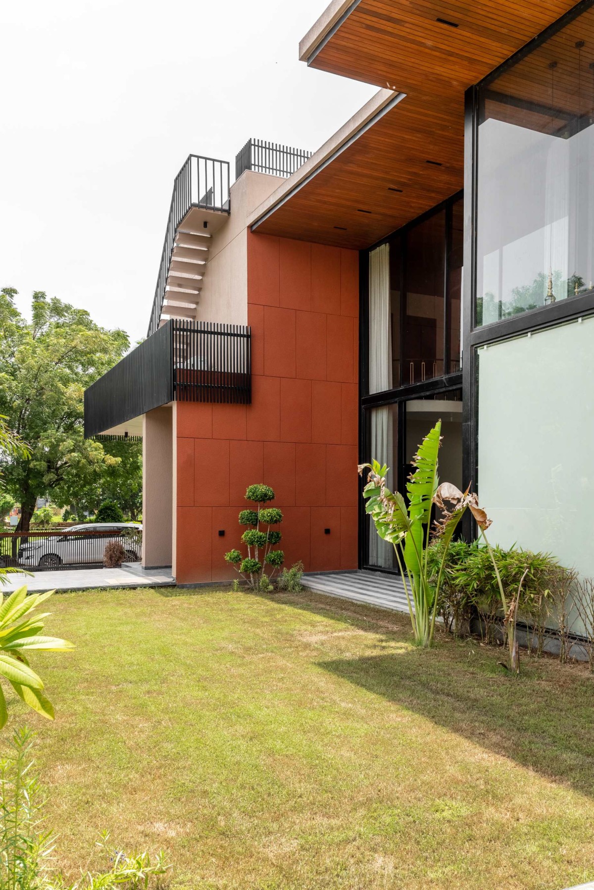 Garden of Bhagwati Bungalow by Jagrut Shah Architect and Associates