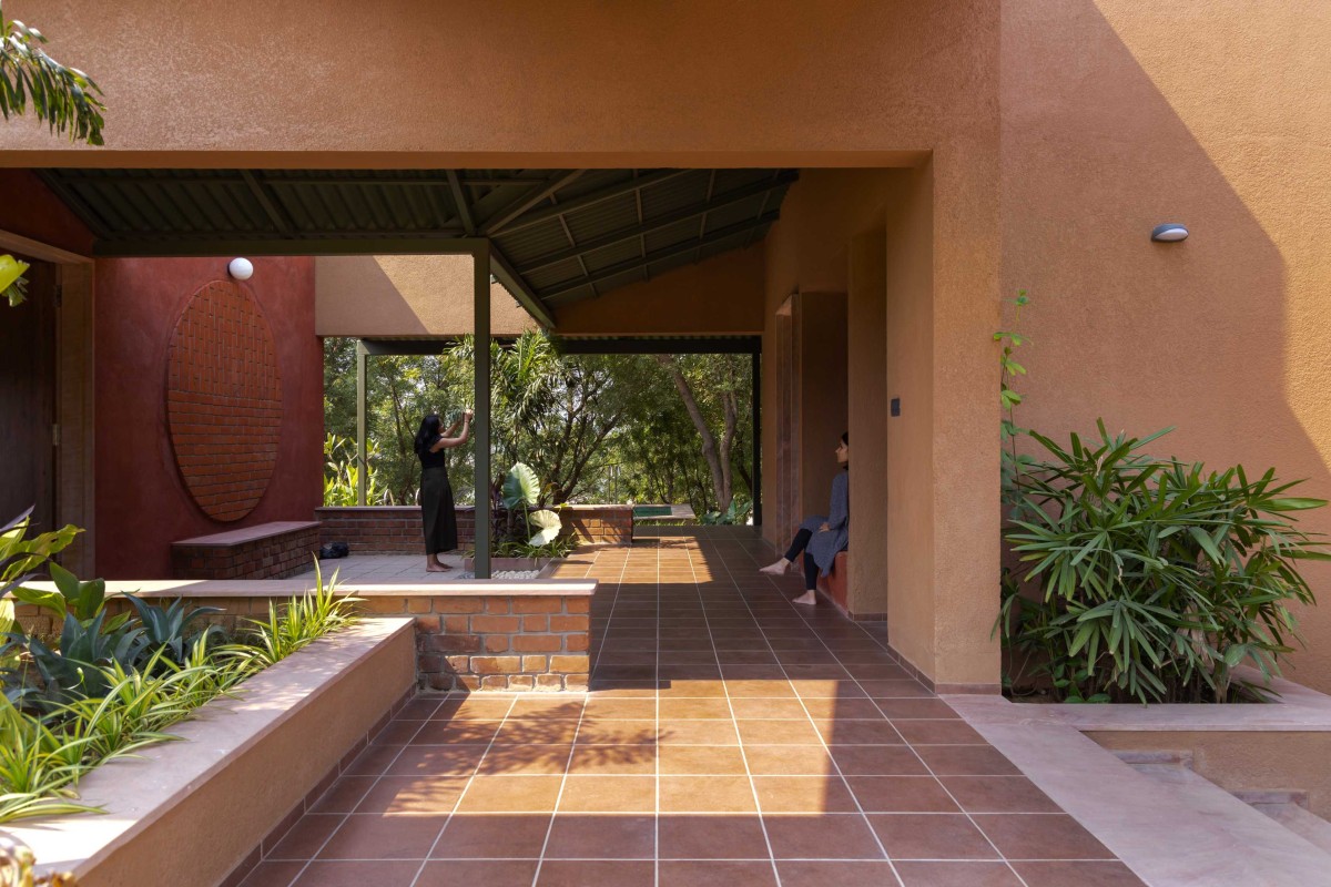 Passage to courtyard of Courtyard House by the Water by Studio DesignSeed