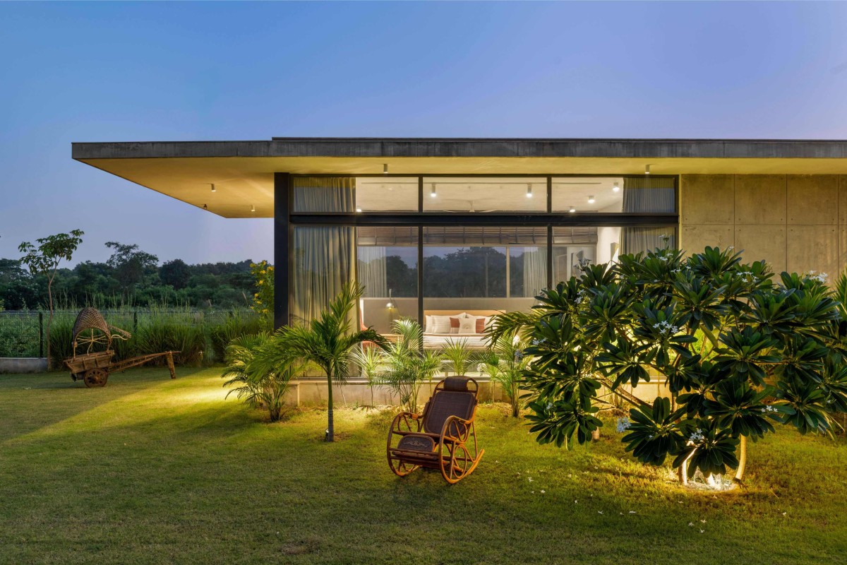 Lawn of Vanessa Villa by tHE gRID Architects