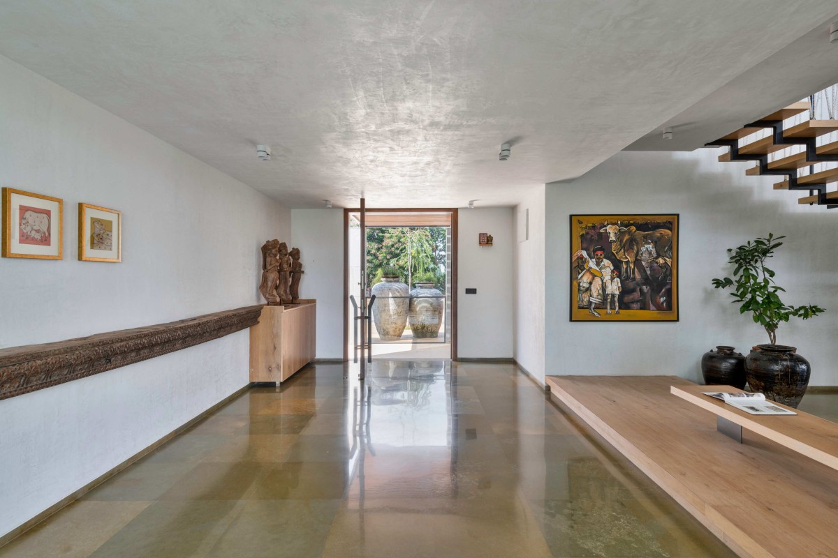 Entrance foyer of Vanessa Villa by tHE gRID Architects