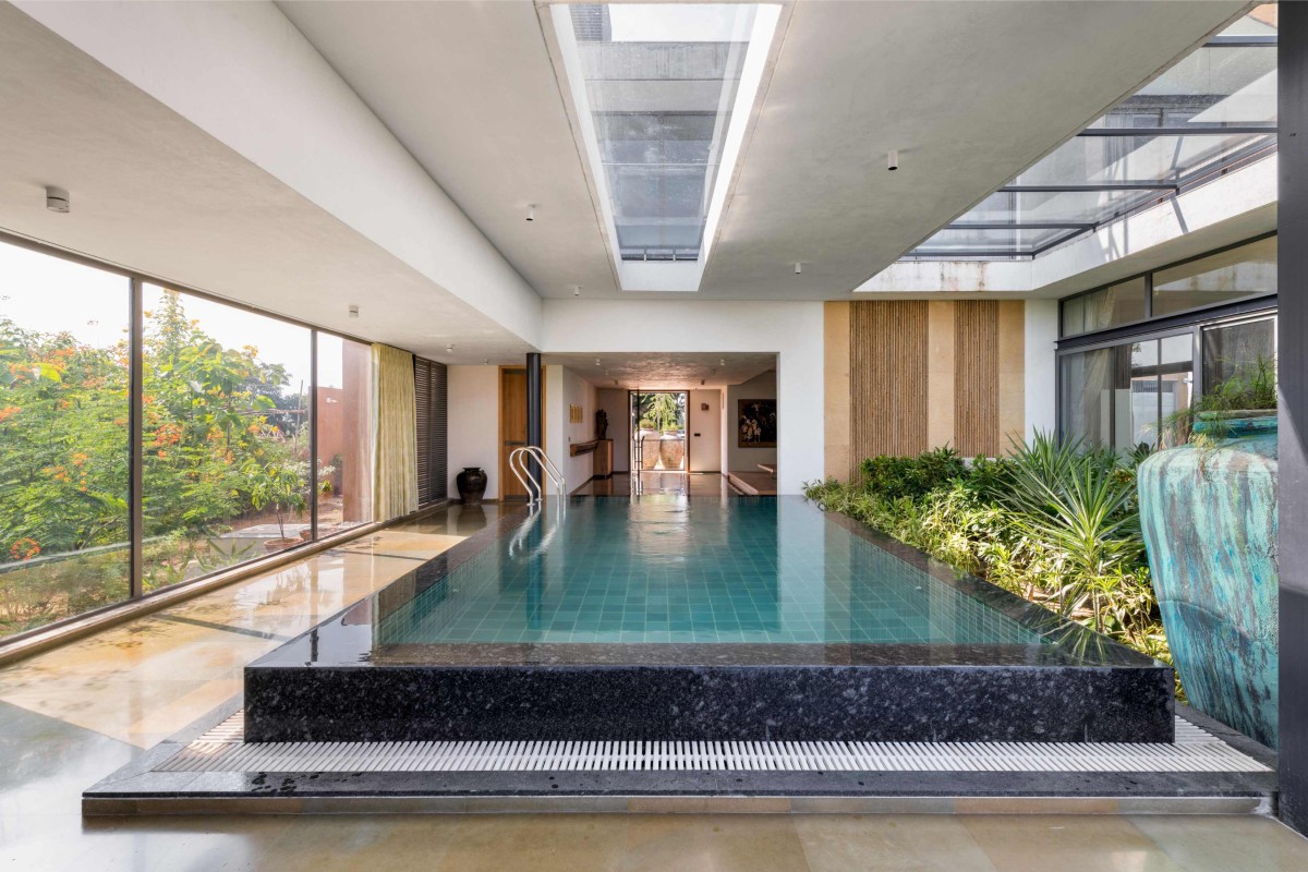 Swimming pool of Vanessa Villa by tHE gRID Architects