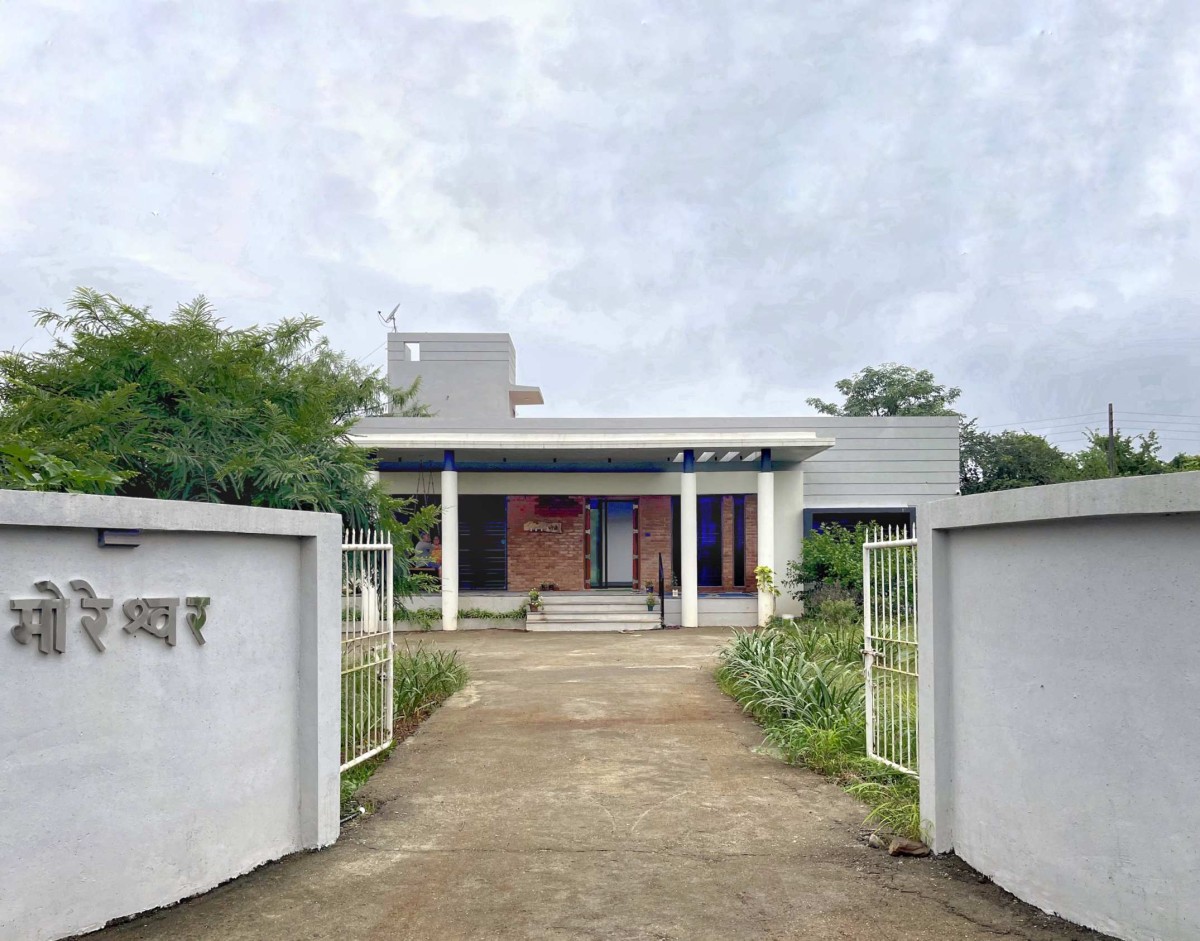 Main entrance of Moreshwar – The House of Courtyard by Architecture Delicacy