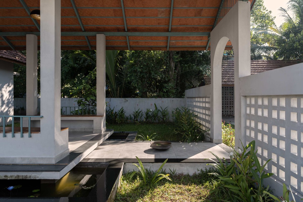 Passage to gazebo of Nadumuttam by i2a Architects Studio