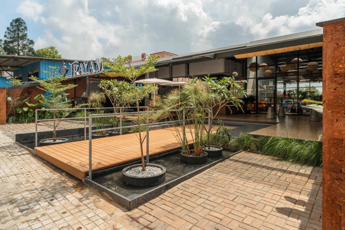 Entry Bridge Way of TRAYAM Restaurant by iha Architecture