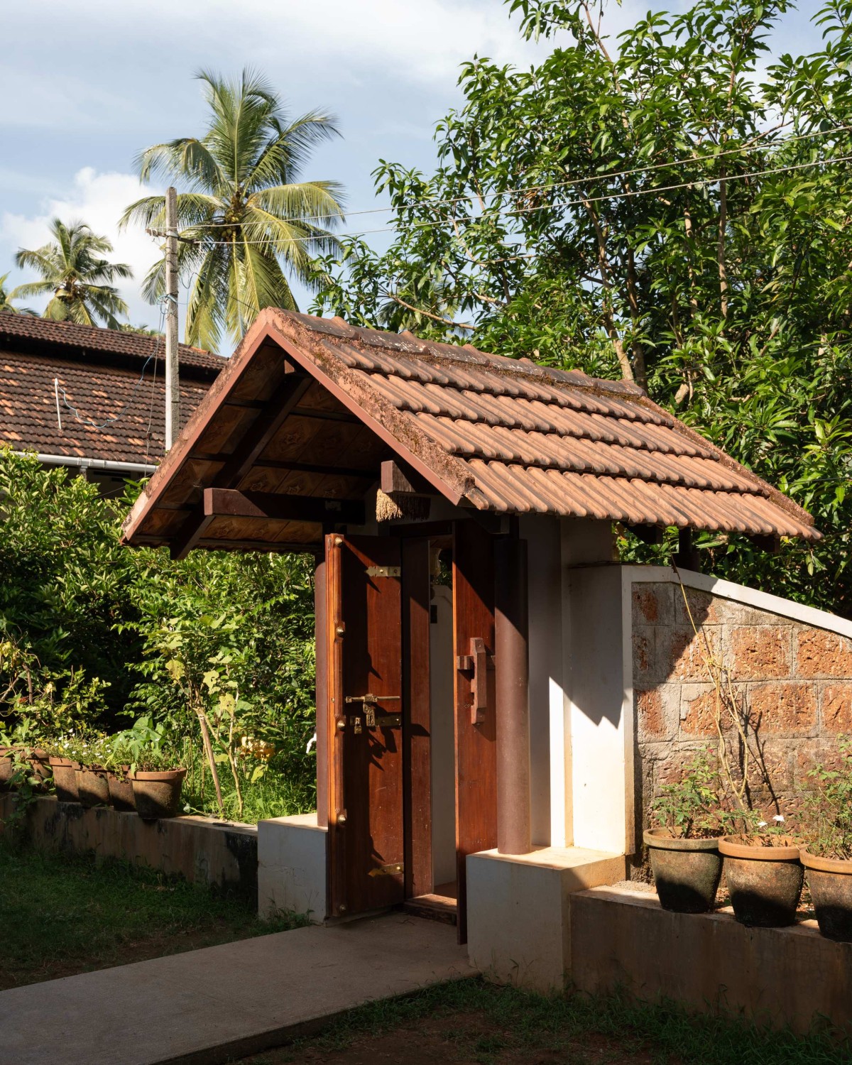 Entrance of Kaloor Residence by VSP Architects