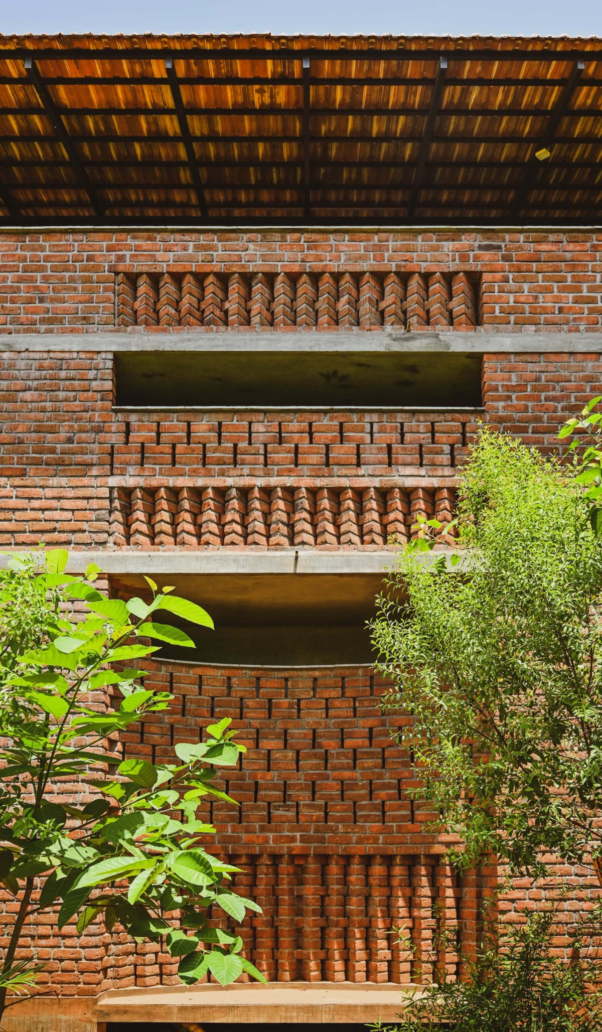 Vertical facade of Kalarigram House by Badoloka