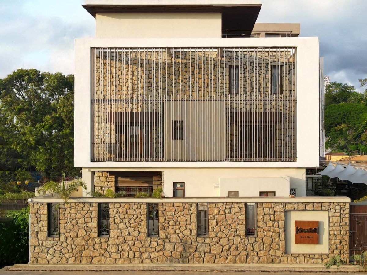 Exterior view of Framing the 'STONE' by Ar. Tushar Bhambare & Associates