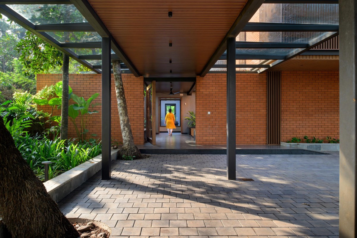 Entry Porch to Verandah of Sawantwadi House by Studio Massing